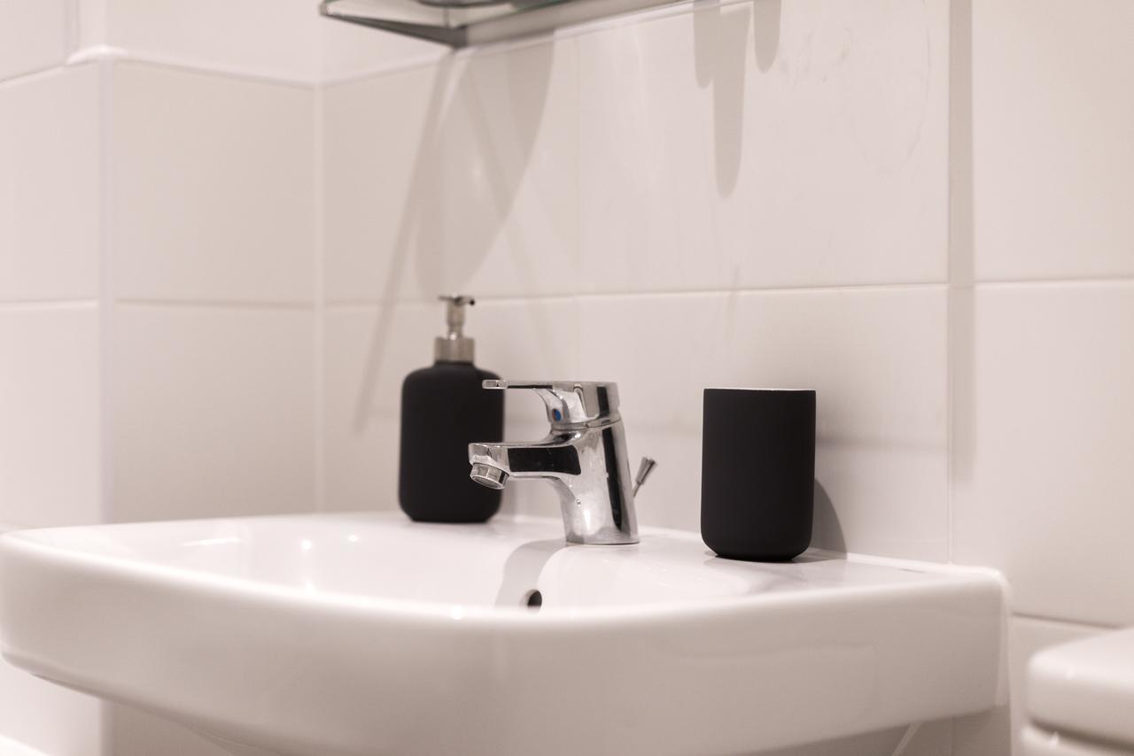 Hertford Serviced Apartments Уеър Екстериор снимка