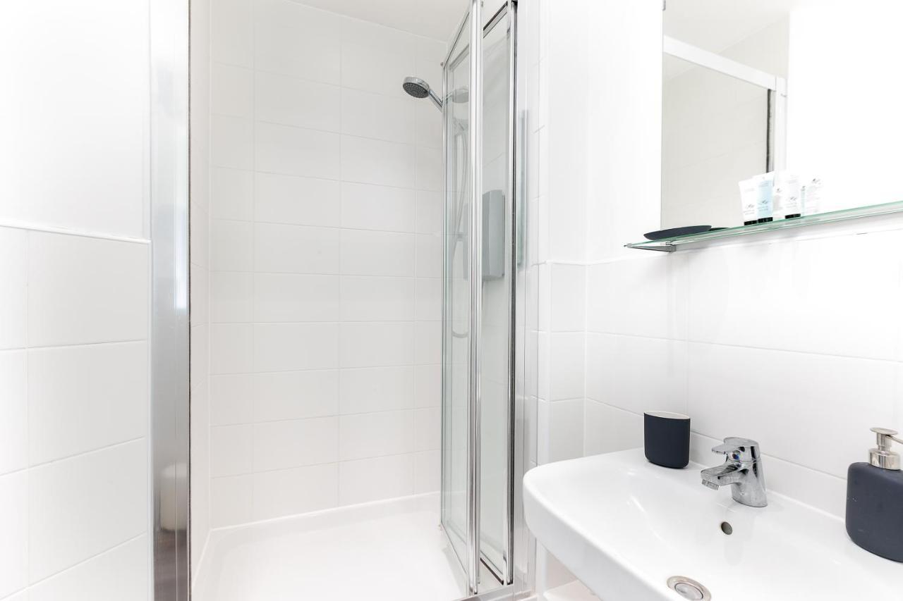 Hertford Serviced Apartments Уеър Екстериор снимка