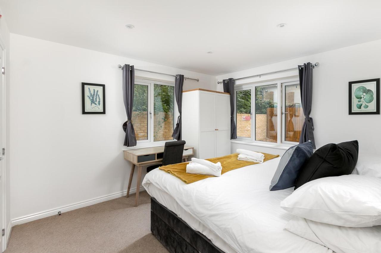Hertford Serviced Apartments Уеър Екстериор снимка
